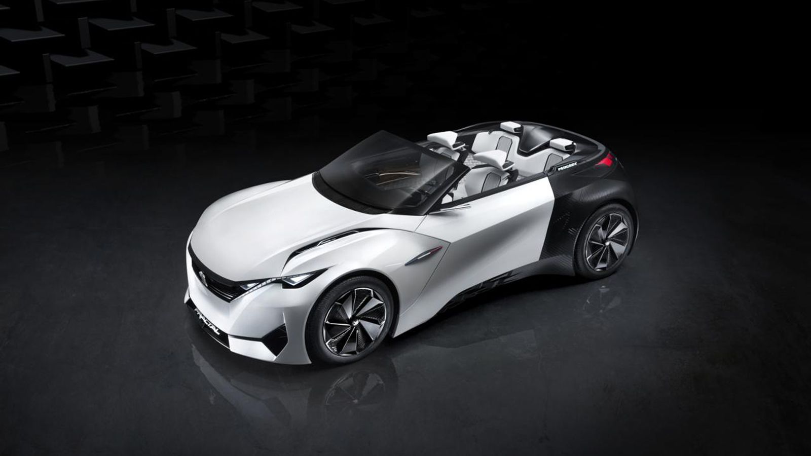 Το Fractal Concept θα κινείται από δυο ηλεκτροκινητήρες απόδοσης 102 ίππων, οι οποίοι έχουν τοποθετηθεί στον εμπρός και πίσω άξονα.